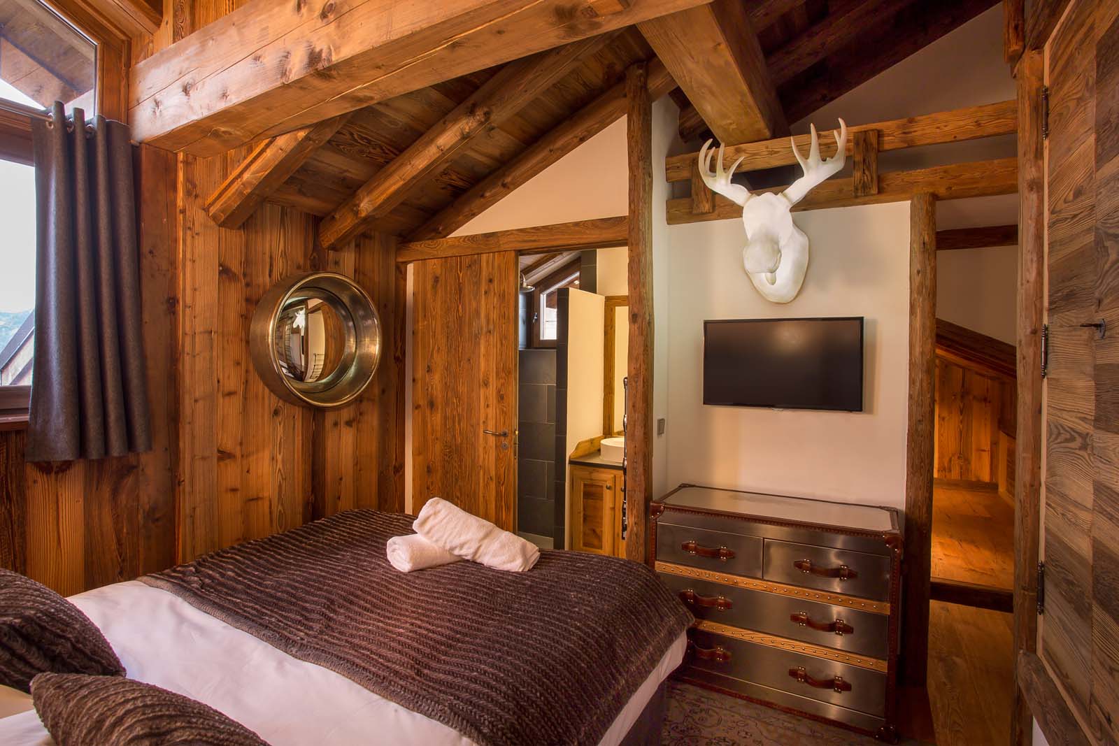 Chalet Le Loup Blanc in Courchevel Le Praz by SkiBoutique